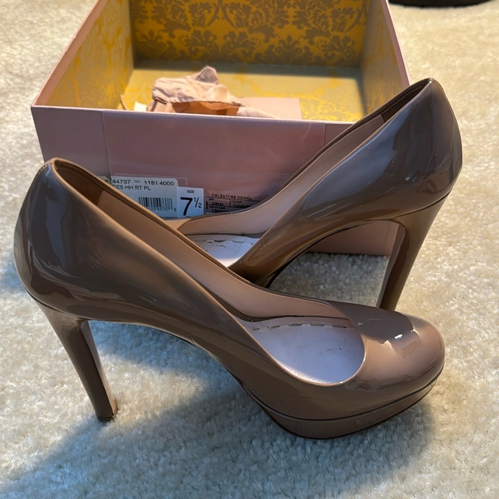 Classic nude pump